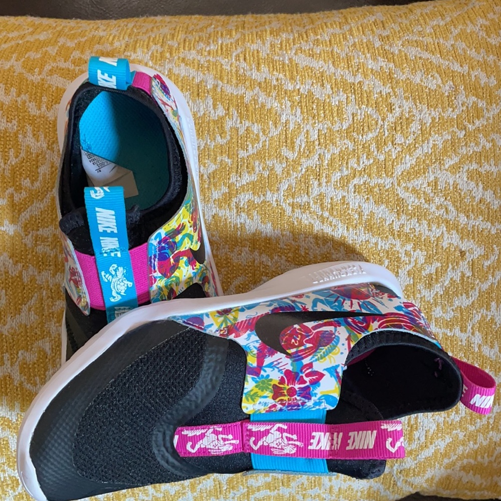 Girls Nike Tortoise and hare tennis shoes
